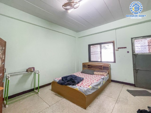 *****อาคารพาณิชย์มือสองย่านกรุงเทพฯ อาคารพาณิชย์ ประชาอุทิศ81 เนื้อที่กว้างขวางเกือบ 23 ตร.ว. มาพร้อมฟังก์ชัน 6 ห้องนอน 5 ห้องน้ำ ที่จอดรถ 1 คัน แถมฟรี! เครื่องปรับอากาศ 2 เครื่อง พื้นที่ใช้สอยเยอะ ตั้งอยู่บนทำเลเดินทางสะดวก เชื่อมต่อถนนประชาอุทิศ, ถนนสุขสวัสดิ์, ถนนราษฎบูรณะ